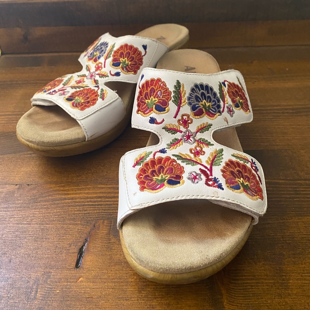 Algeria by PG Lite White Embroidered Sandals Size 9